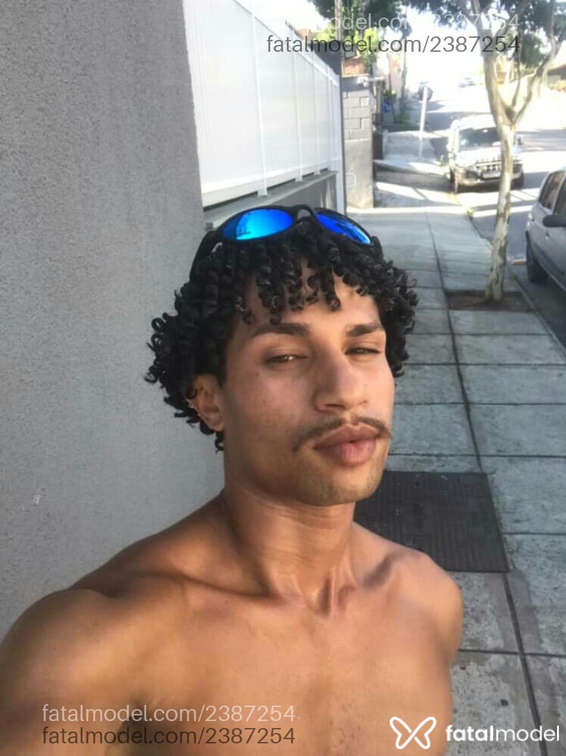 Acompanhante homem com cabelo castanho de olhos mel em Joinville - Hiustom