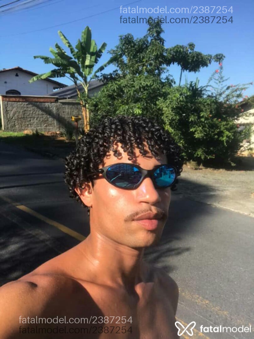 Acompanhante homem com cabelo castanho de olhos mel em Joinville - Hiustom