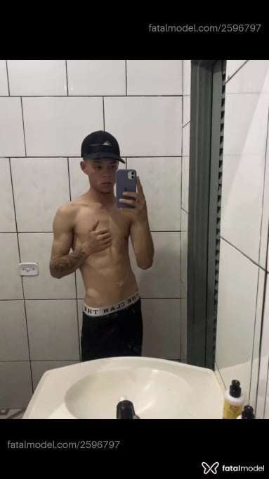 Acompanhante homem com cabelo castanho de olhos castanhos em Virtual - Biel