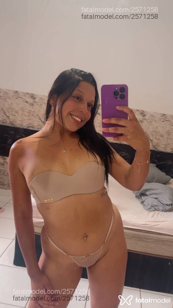 Acompanhante mulher loira (o) de olhos castanhos - Danny