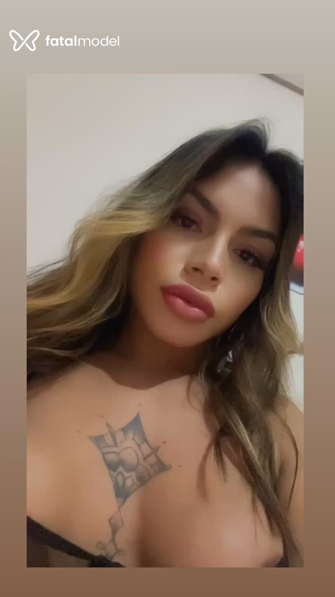 Acompanhante mulher trans loira (o) de olhos castanhos - Paula Latejante