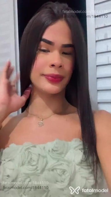 Acompanhante mulher trans com cabelo castanho de olhos castanhos - Gabe