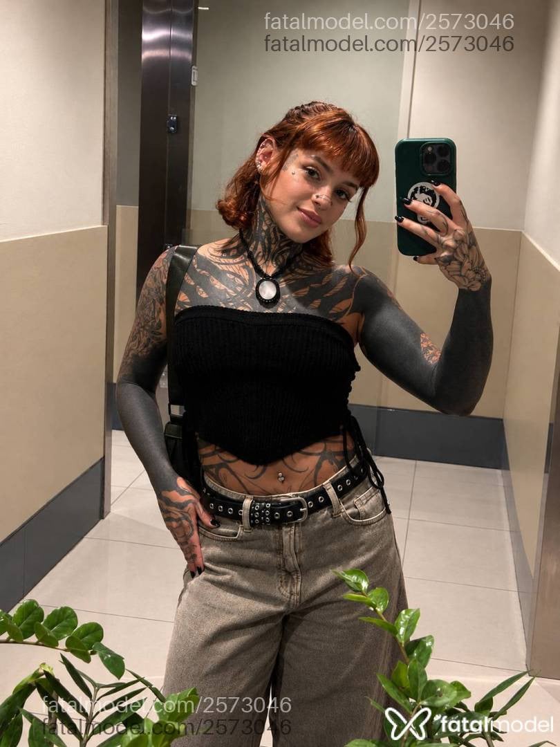 Acompanhante mulher com cabelo castanho de olhos castanhos - Solar