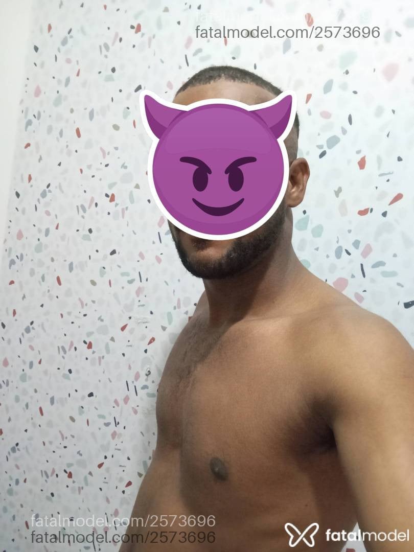 Acompanhante homem com cabelo castanho de olhos castanhos - Baiano