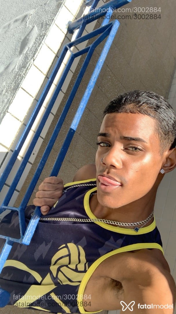 Acompanhante homem morena (o) de olhos pretos - Angel Acompanhante homem morena (o) de olhos pretos - Angel
