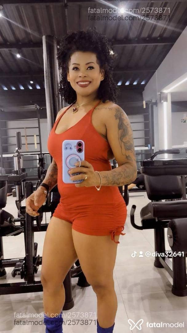 Acompanhante mulher morena (o) de olhos pretos - Cacau