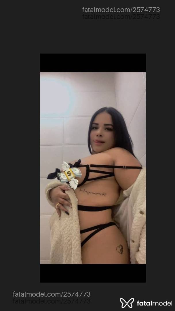 Acompanhante mulher morena (o) de olhos pretos - Valentina