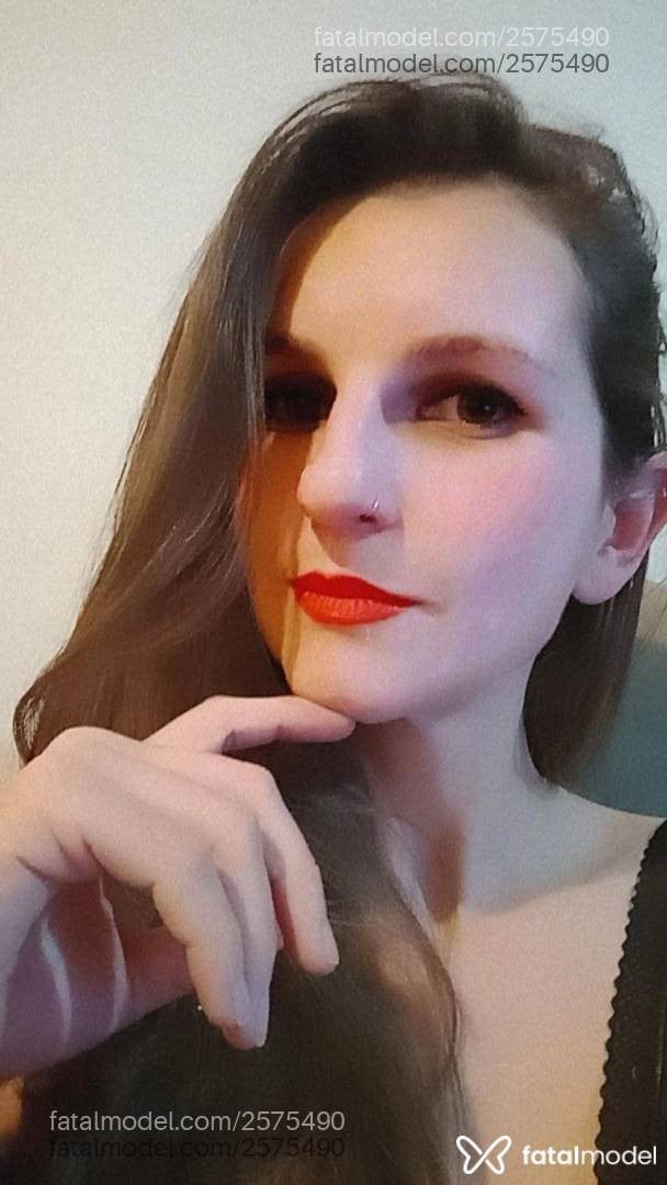 Acompanhante mulher ruiva (o) de olhos castanhos - Kitana