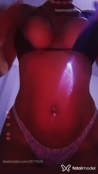 Acompanhante mulher morena (o) de olhos castanhos em Macaé - Kiara