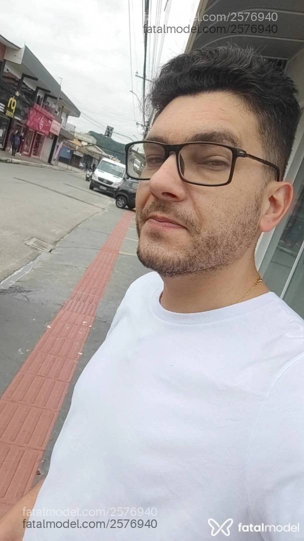 Acompanhante homem morena (o) de olhos azuis - João