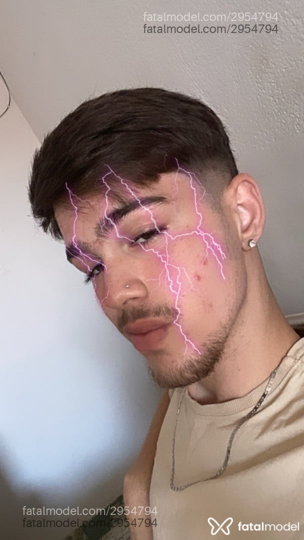 Acompanhante homem com cabelo castanho de olhos castanhos em Virtual - Maycoxx