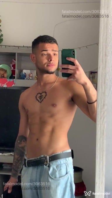 Acompanhante homem morena (o) de olhos castanhos em Virtual - Miguel