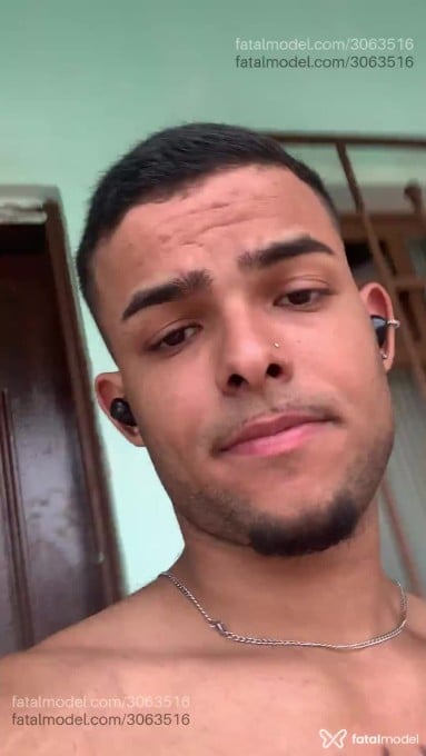 Acompanhante homem morena (o) de olhos castanhos em Virtual - Miguel