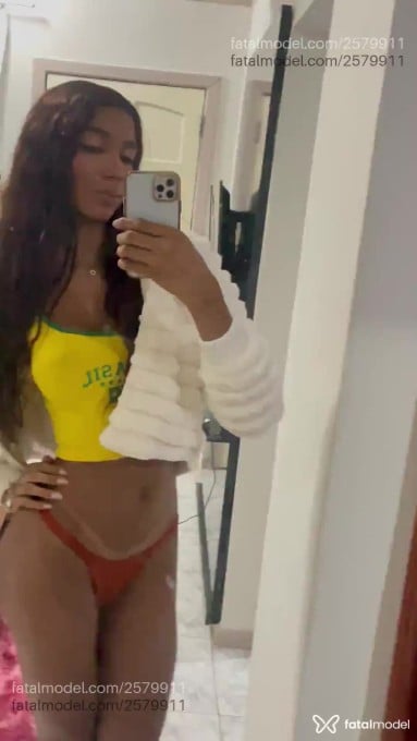 Acompanhante mulher trans morena (o) de olhos pretos - Lua