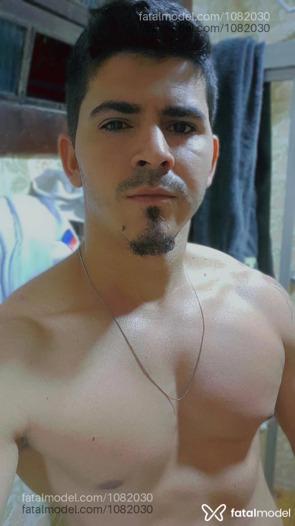 Acompanhante homem com cabelo castanho de olhos pretos em Armação dos Búzios - Heytor