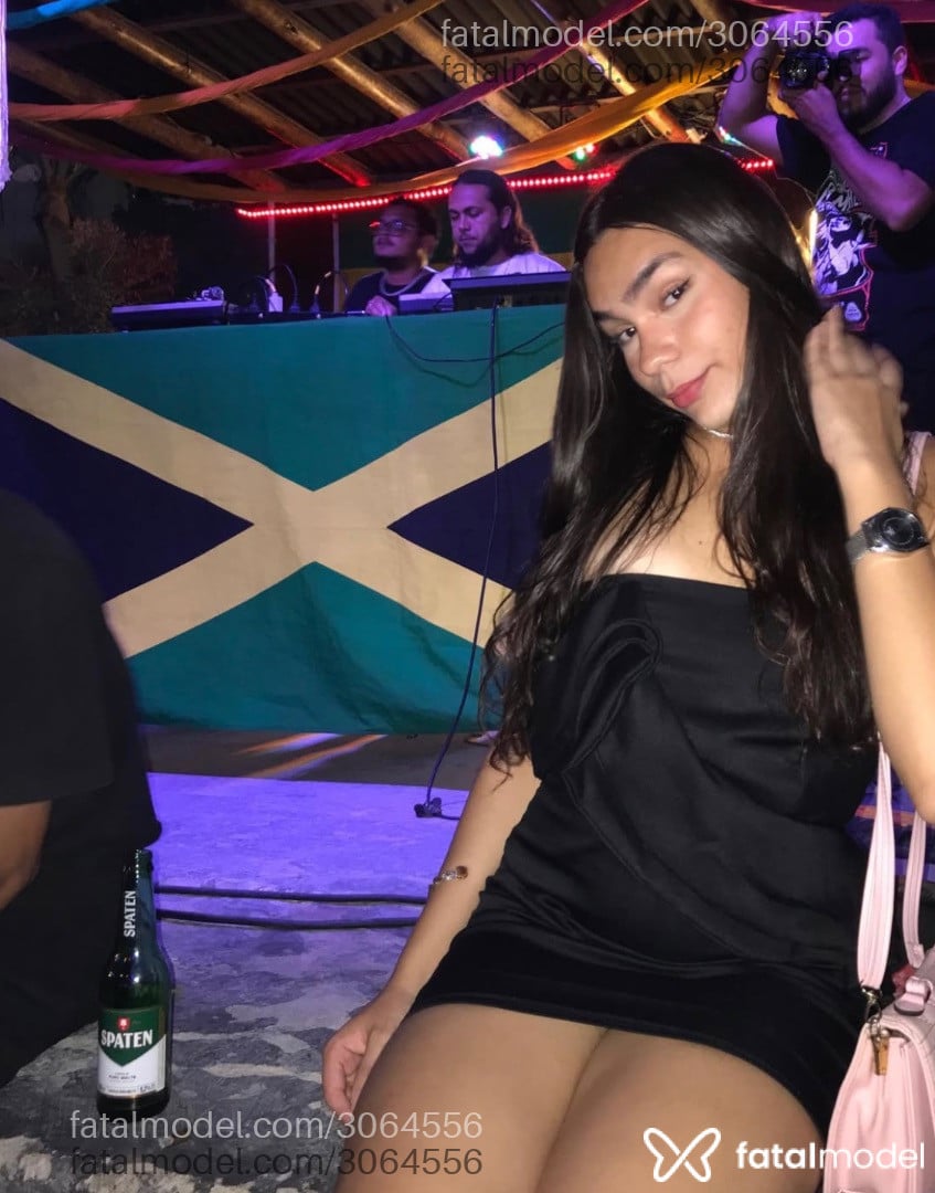 Acompanhante mulher trans com cabelo castanho de olhos castanhos em Araxá Acompanhante mulher trans com cabelo castanho de olhos castanhos em Araxá - Fernanda