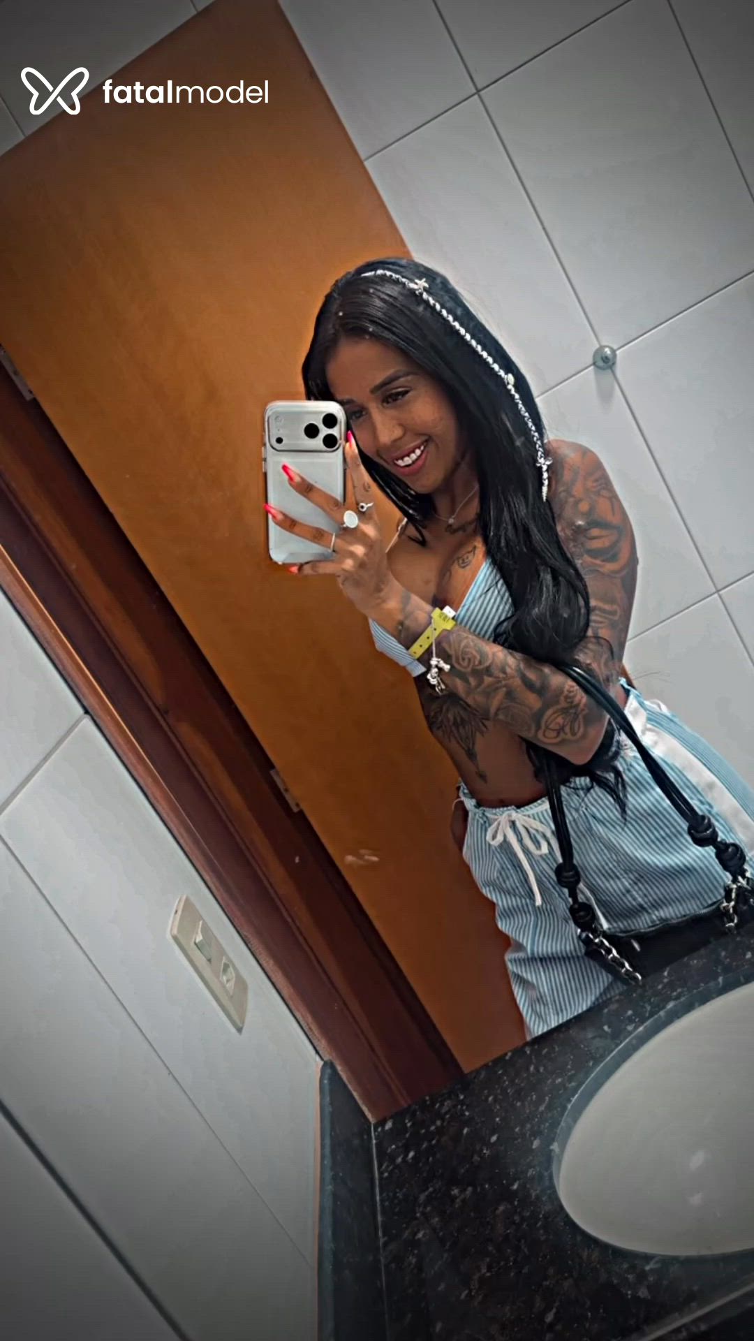 Acompanhante mulher morena (o) de olhos castanhos em Caldas Novas Acompanhante mulher morena (o) de olhos castanhos em Caldas Novas - Indinha