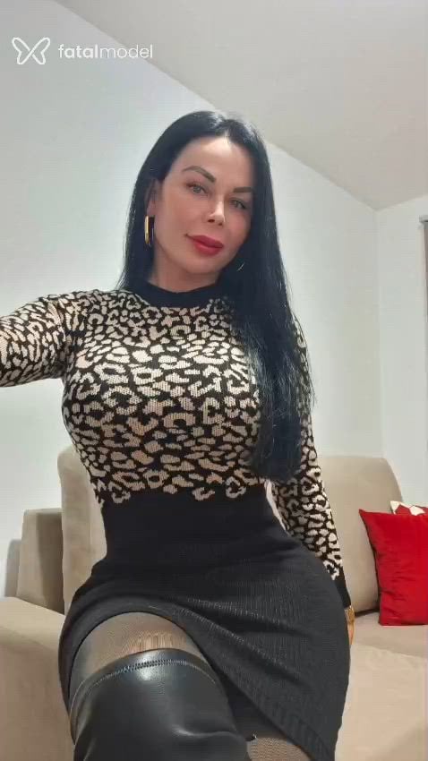 Acompanhante mulher trans morena (o) de olhos azuis - Paula