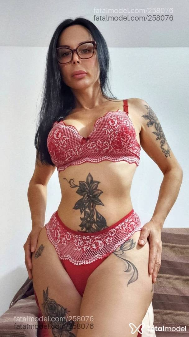 Acompanhante mulher trans morena (o) de olhos azuis - Paula