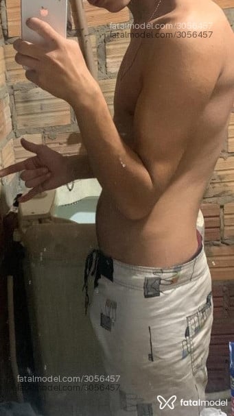 Acompanhante homem com cabelo castanho de olhos castanhos em Canela Acompanhante homem com cabelo castanho de olhos castanhos em Canela - Dudex