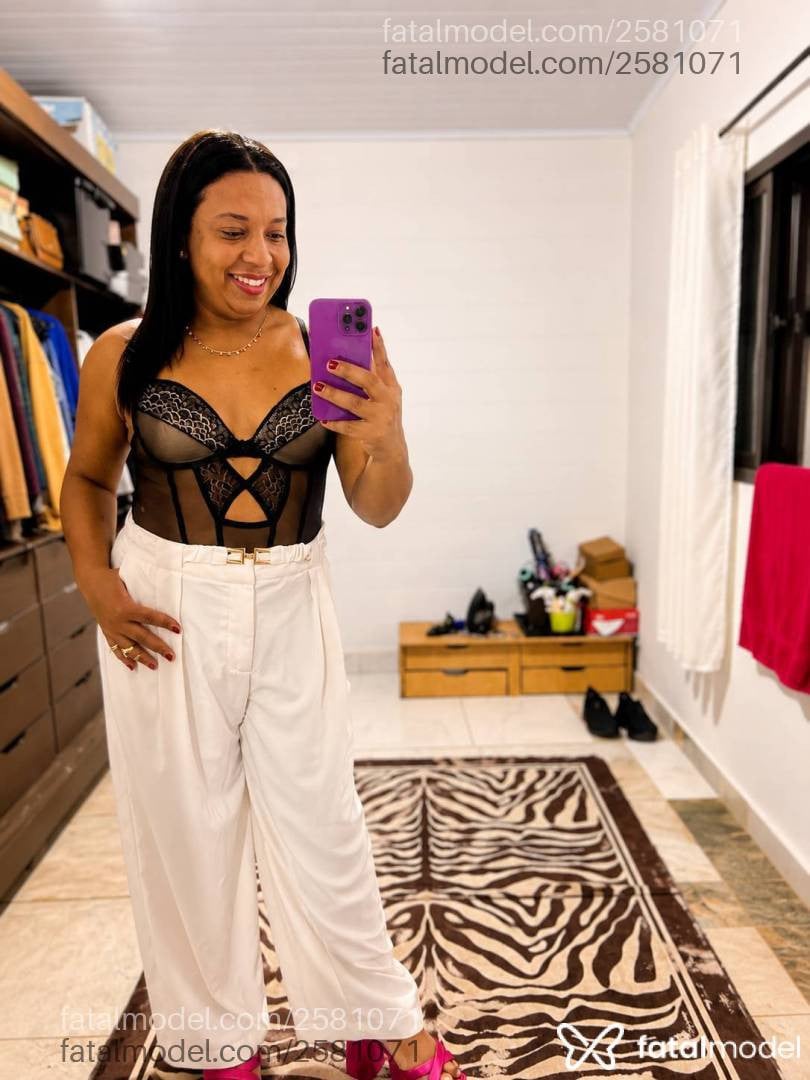 Acompanhante mulher trans com cabelo castanho de olhos castanhos em Águas de Lindóia - Mimiputinha
