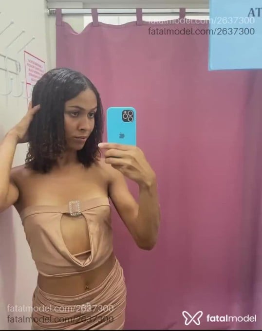 Acompanhante mulher trans com cabelo castanho de olhos castanhos - Larissa Omg