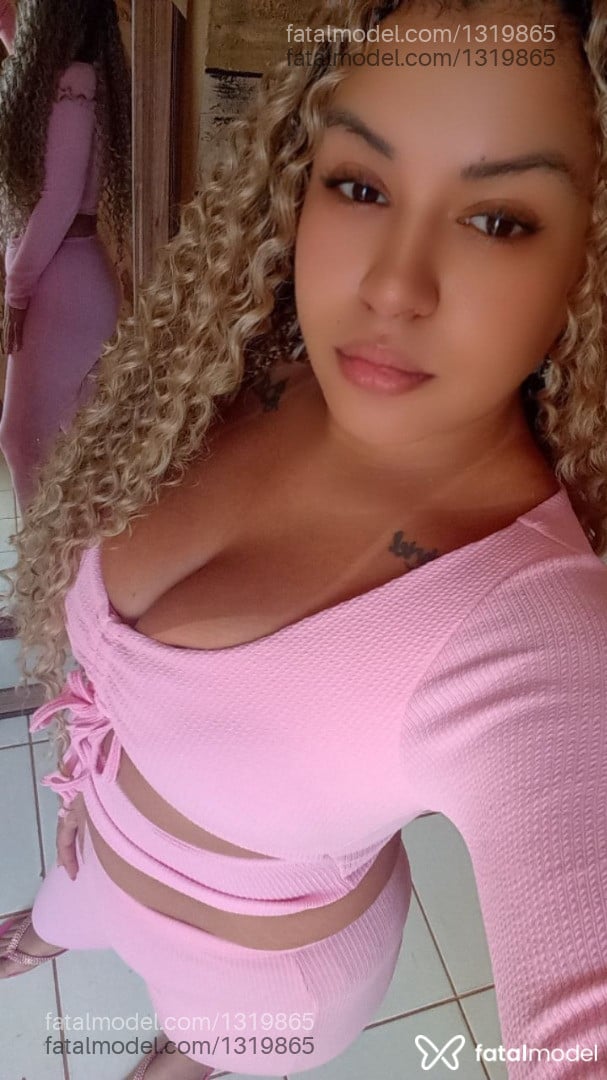 Acompanhante mulher com cabelo colorido de olhos castanhos em Campo Grande - Melissa Rabello