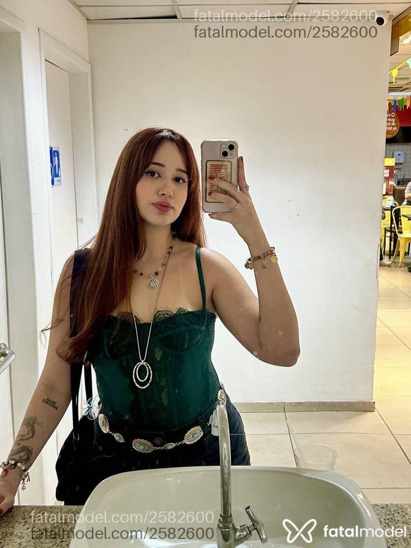 Acompanhante mulher ruiva (o) de olhos mel - Rosée Acompanhante mulher ruiva (o) de olhos mel - Rosée