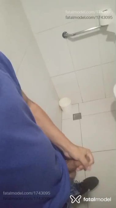 Acompanhante homem com cabelo castanho de olhos castanhos em Araçatuba Acompanhante homem com cabelo castanho de olhos castanhos em Araçatuba - Fernando