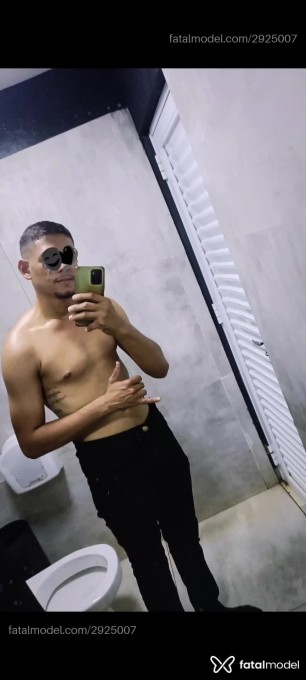 Acompanhante homem com cabelo castanho de olhos verdes em Fortaleza - Lobinho