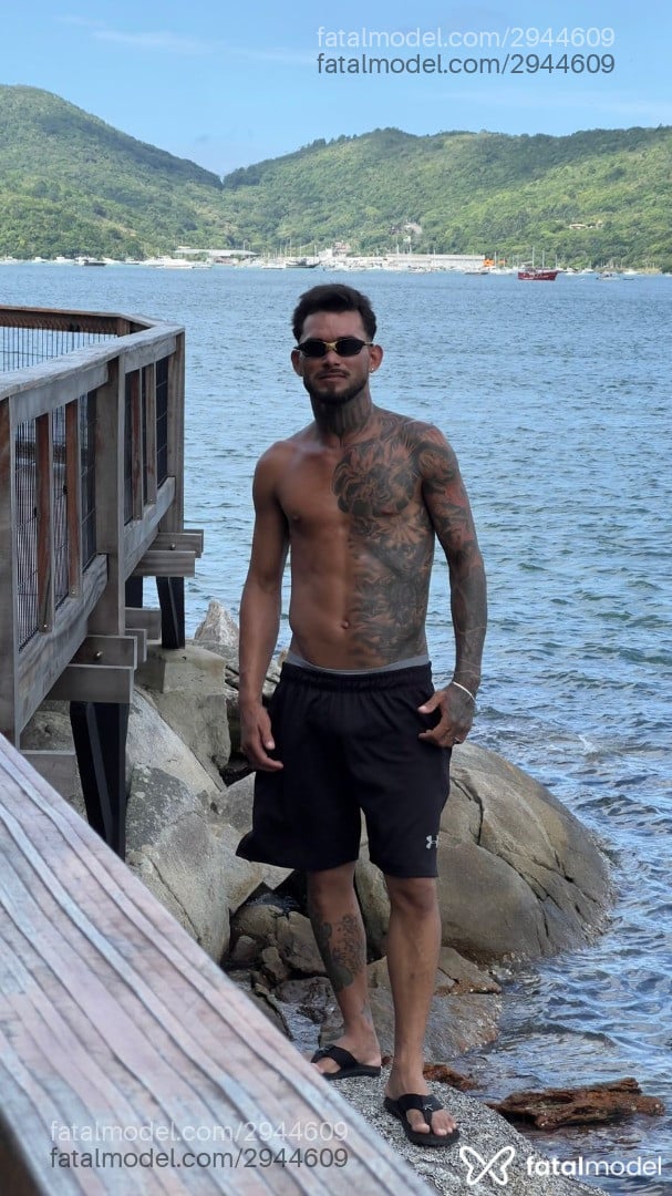 Acompanhante homem com cabelo castanho de olhos mel em Itapema - Rafael
