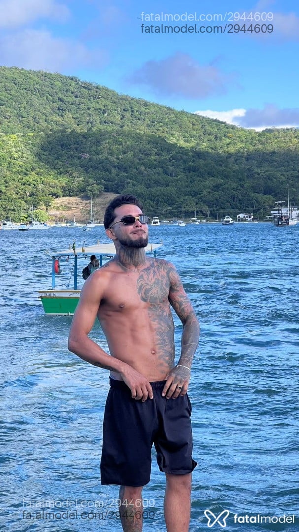Acompanhante homem com cabelo castanho de olhos mel em Itapema - Rafael
