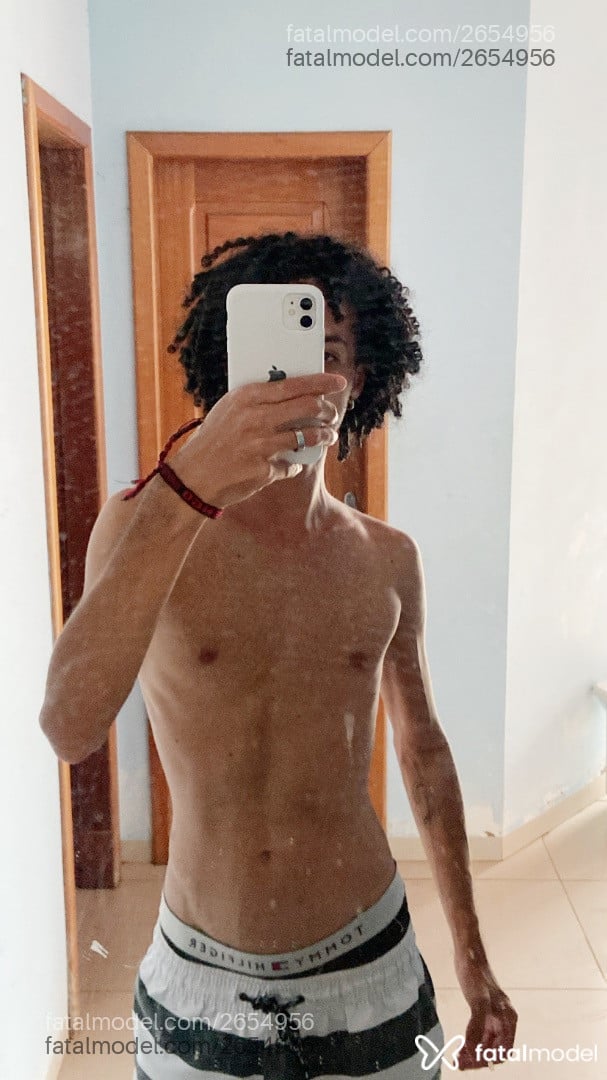 Acompanhante homem morena (o) de olhos castanhos em Ji-Paraná - Willian