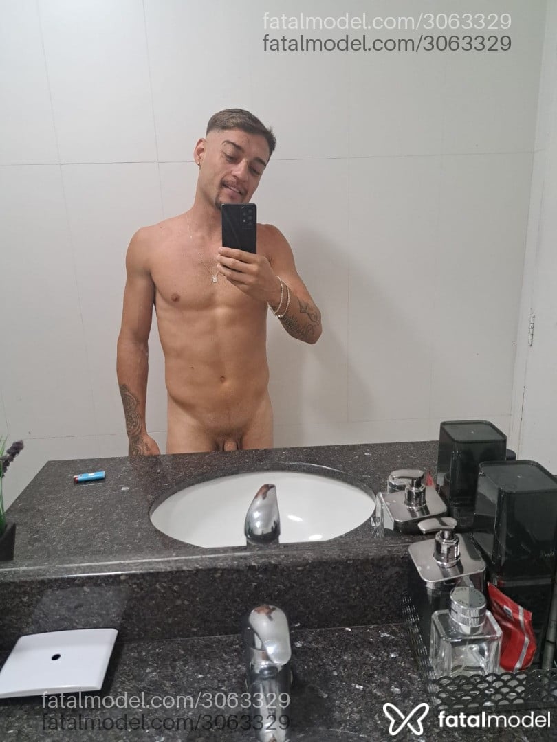 Acompanhante homem com cabelo castanho de olhos verdes - Felipe Acompanhante homem com cabelo castanho de olhos verdes - Felipe