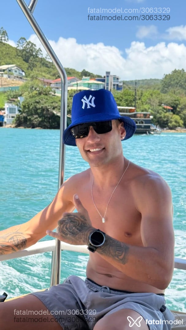 Acompanhante homem com cabelo castanho de olhos verdes - Felipe Acompanhante homem com cabelo castanho de olhos verdes - Felipe