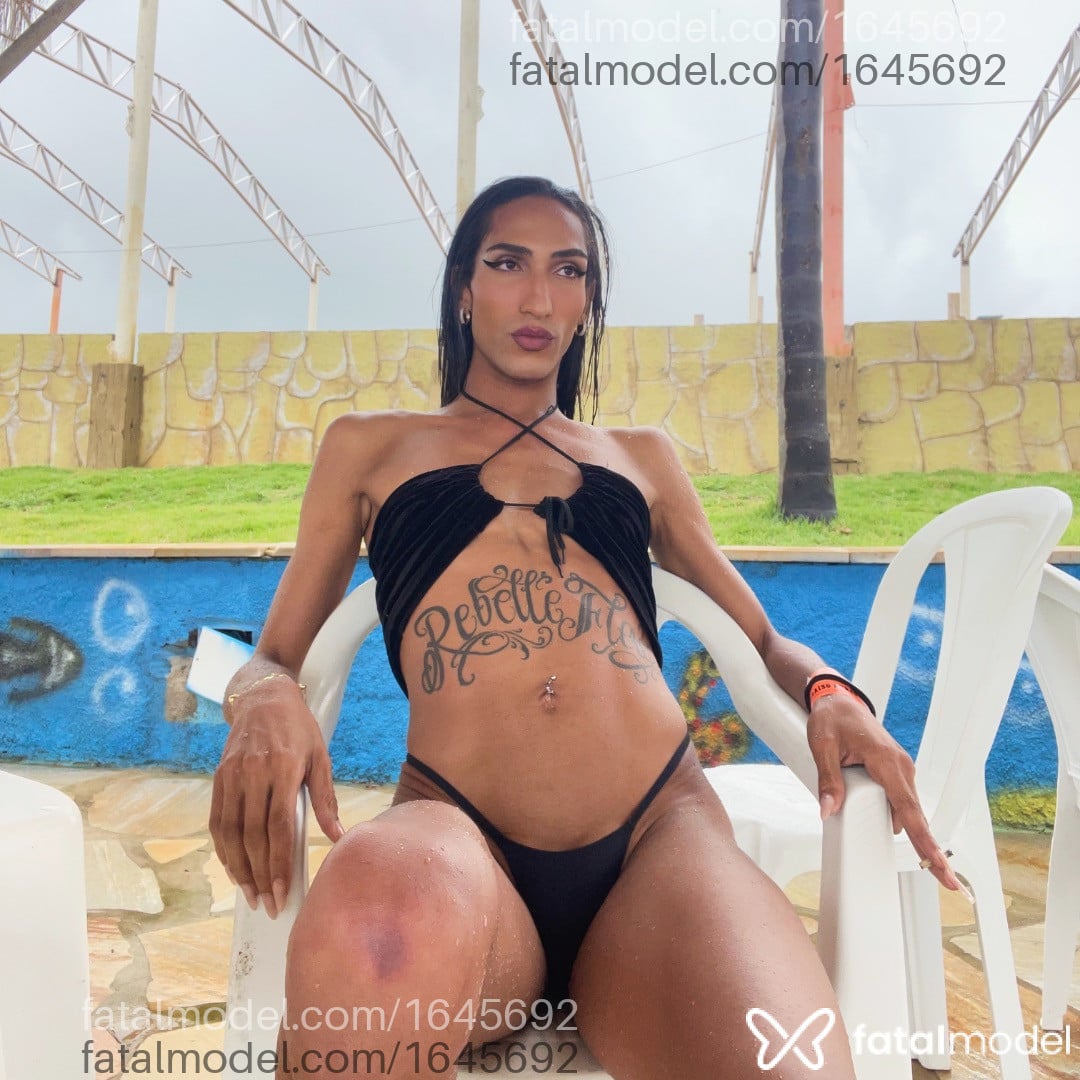Acompanhante mulher trans morena (o) de olhos castanhos em Passa Quatro - Renathinha