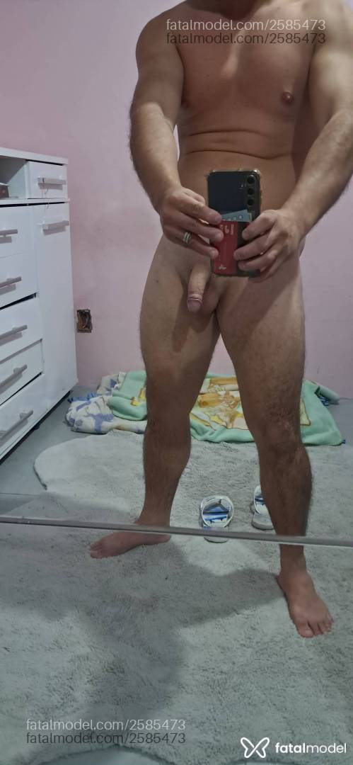 Acompanhante homem com cabelo castanho de olhos castanhos - Grenn Acompanhante homem com cabelo castanho de olhos castanhos - Grenn
