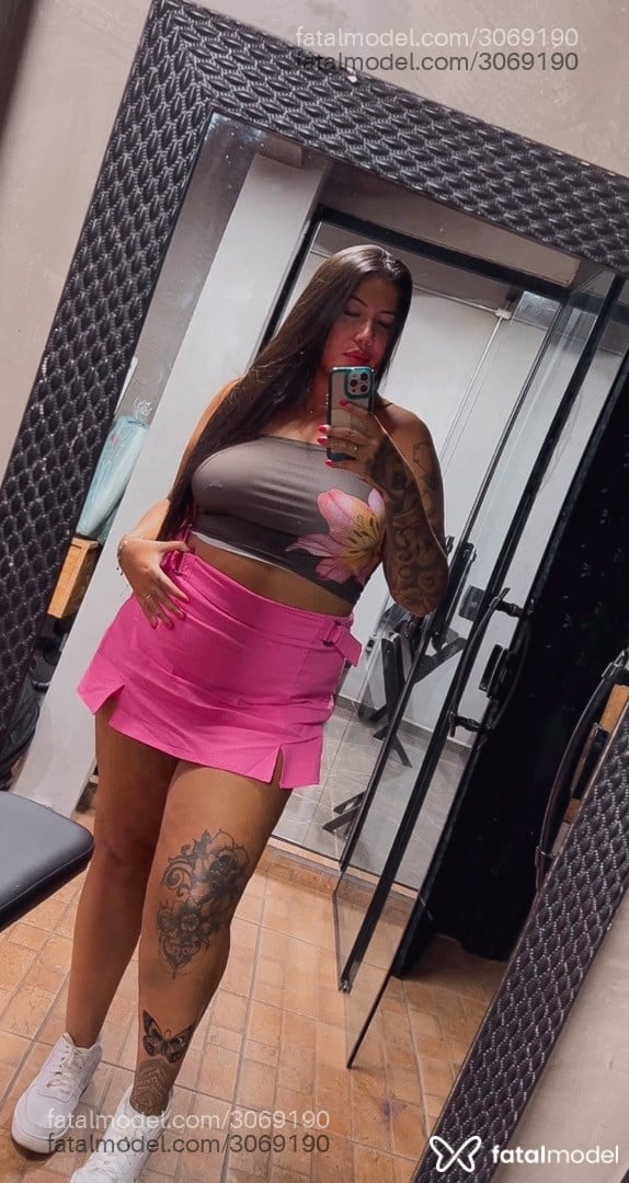 Acompanhante mulher com cabelo castanho de olhos castanhos em Virtual Acompanhante mulher com cabelo castanho de olhos castanhos em Virtual - Claywolf