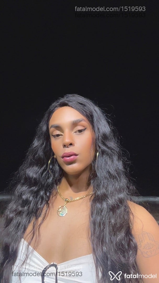 Acompanhante mulher trans com cabelo castanho de olhos castanhos em Bombinhas - Lyrena