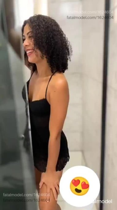 Acompanhante mulher com cabelo castanho de olhos castanhos - Cachiada Acompanhante mulher com cabelo castanho de olhos castanhos - Cachiada
