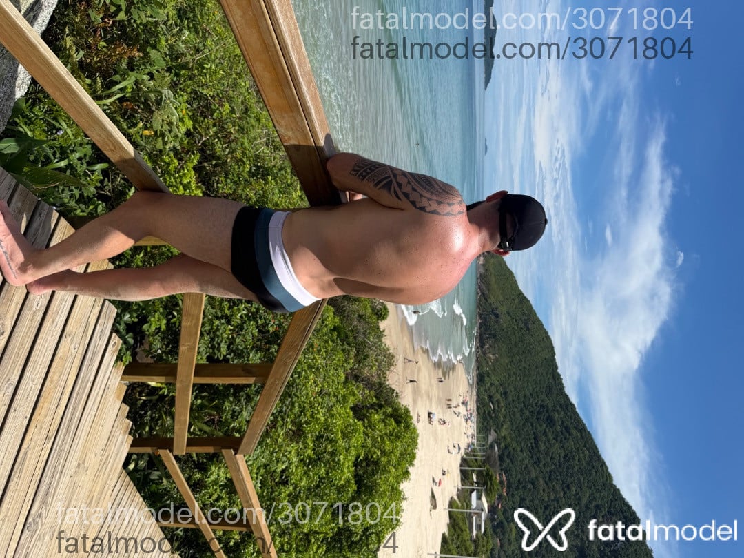 Acompanhante homem com cabelo castanho de olhos verdes em Florianópolis - Thiago Campos