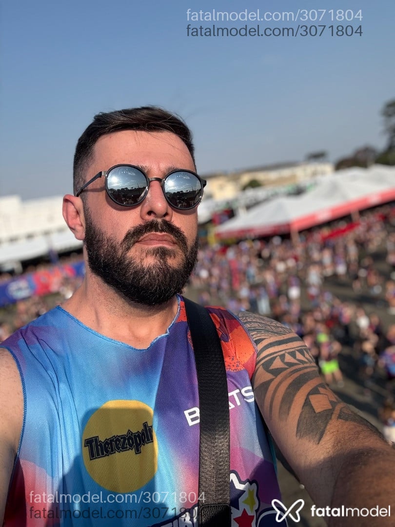 Acompanhante homem com cabelo castanho de olhos verdes em Florianópolis - Thiago Campos