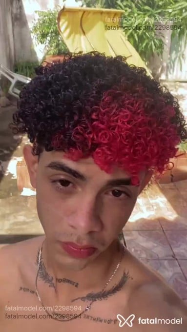 Acompanhante homem com cabelo colorido de olhos castanhos em Goiânia - Daniel Castro