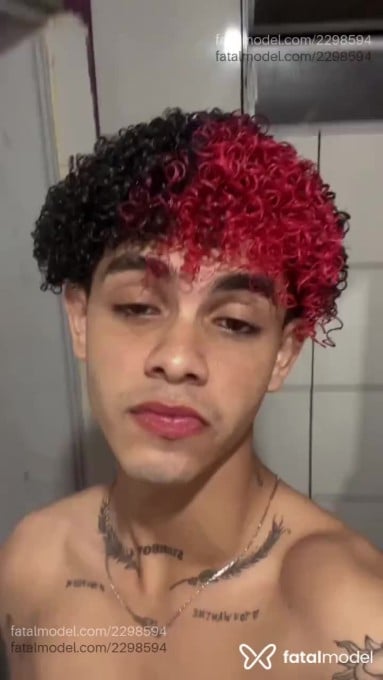 Acompanhante homem com cabelo colorido de olhos castanhos em Goiânia - Daniel Castro