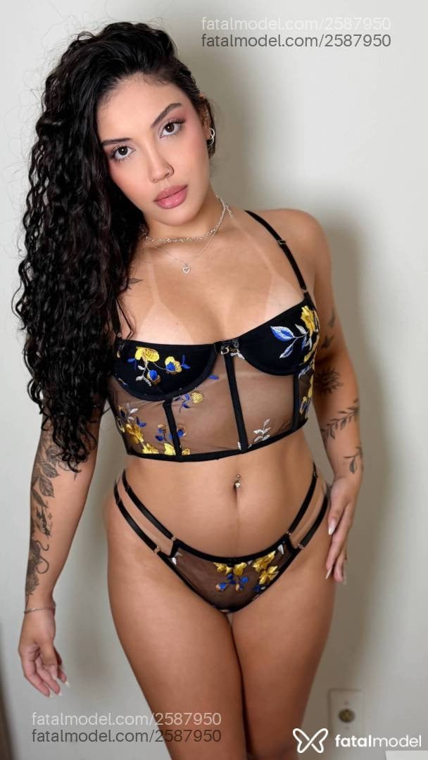 Acompanhante mulher com cabelo castanho de olhos castanhos - Rafaela Fernandes