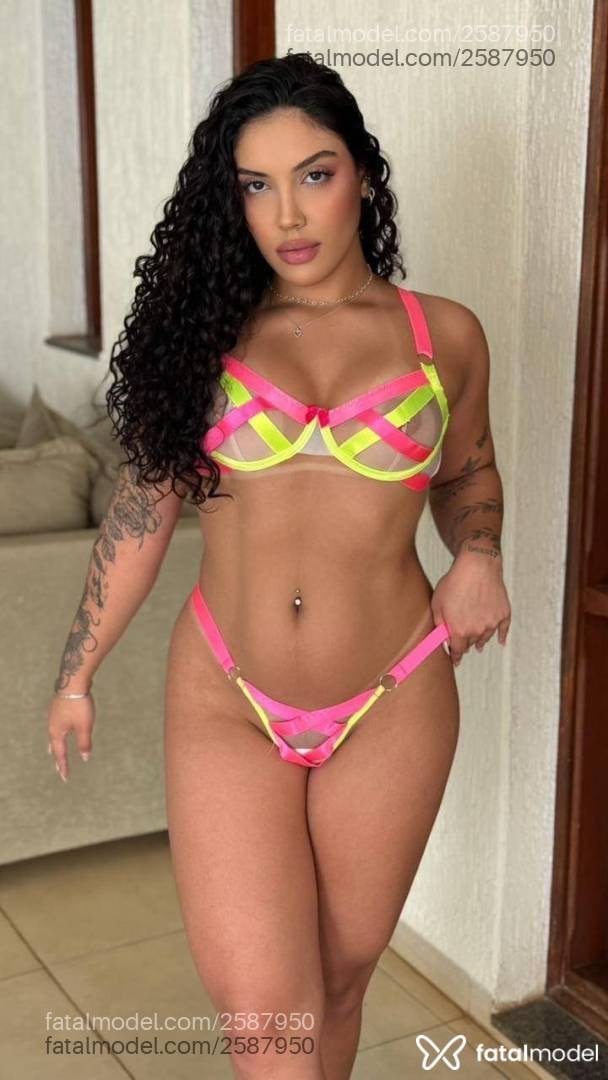 Acompanhante mulher com cabelo castanho de olhos castanhos - Rafaela Fernandes