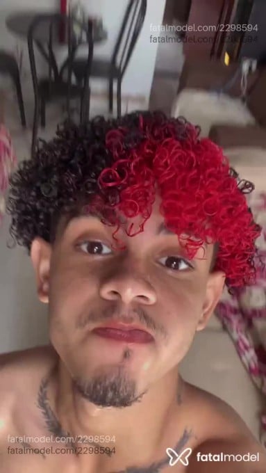Acompanhante homem com cabelo colorido de olhos castanhos em Goiânia - Daniel Castro