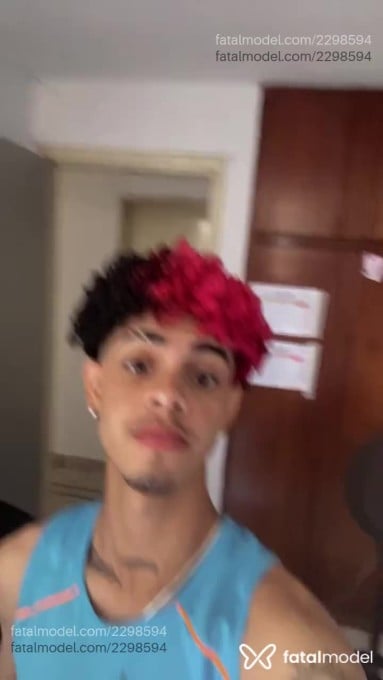 Acompanhante homem com cabelo colorido de olhos castanhos em Goiânia - Daniel Castro