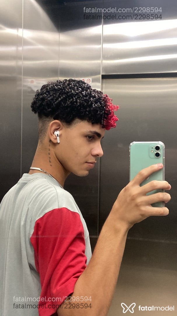 Acompanhante homem com cabelo colorido de olhos castanhos em Goiânia - Daniel Castro