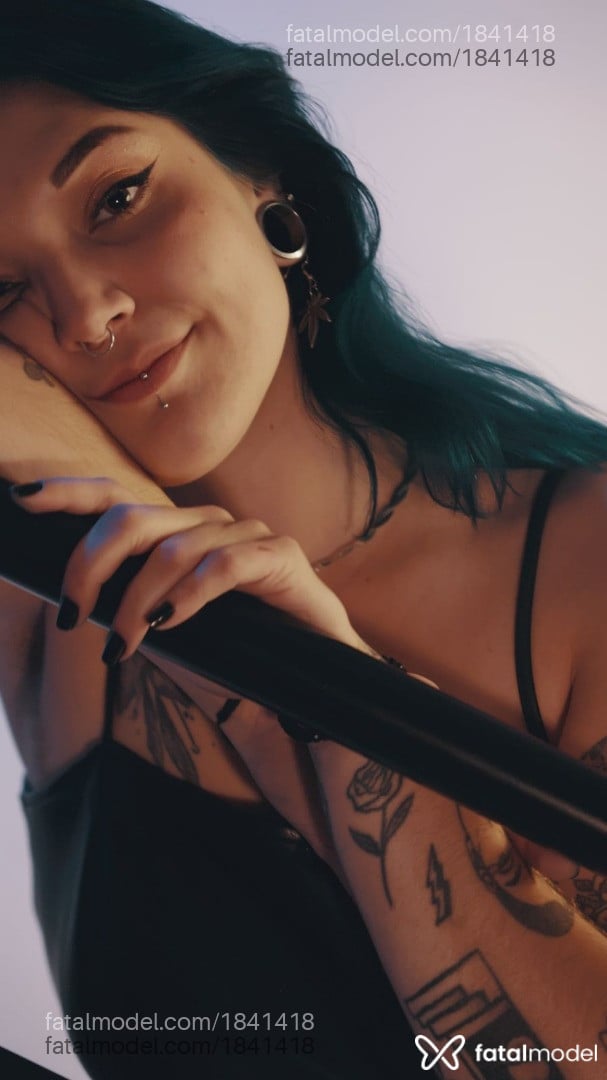 Acompanhante mulher com cabelo colorido de olhos verdes em Florianópolis - Blue Fetish